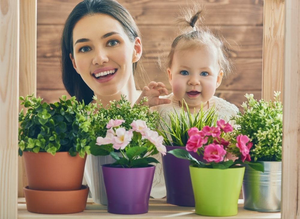 mother-daughter-with-plants